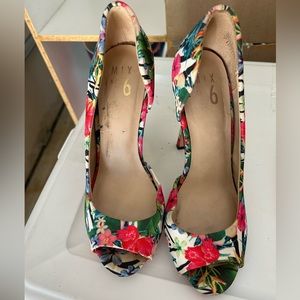 Floral peep toe pumps